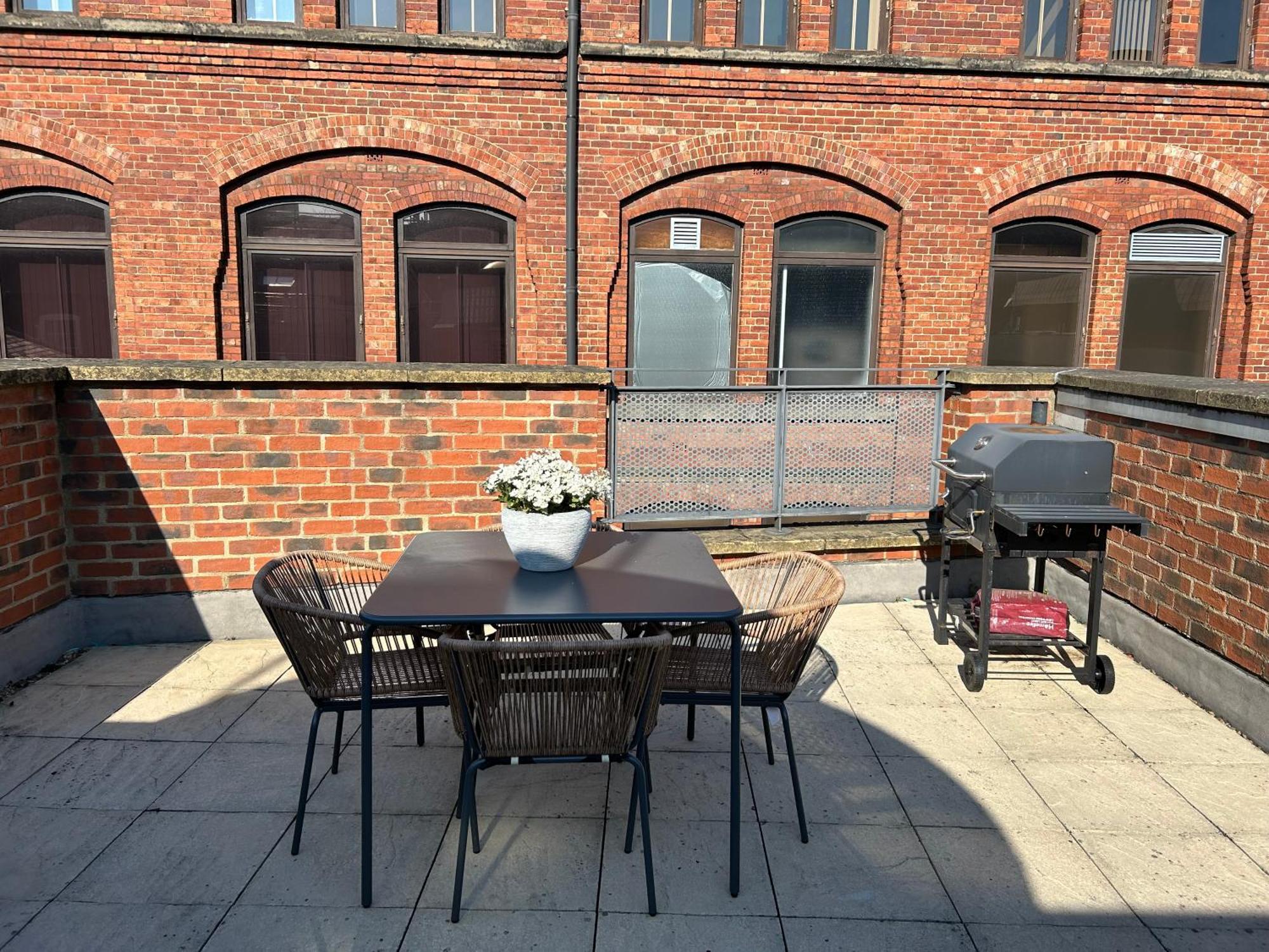 Central Leeds Townhouse With Private Roof Garden Sleeps 4 Экстерьер фото